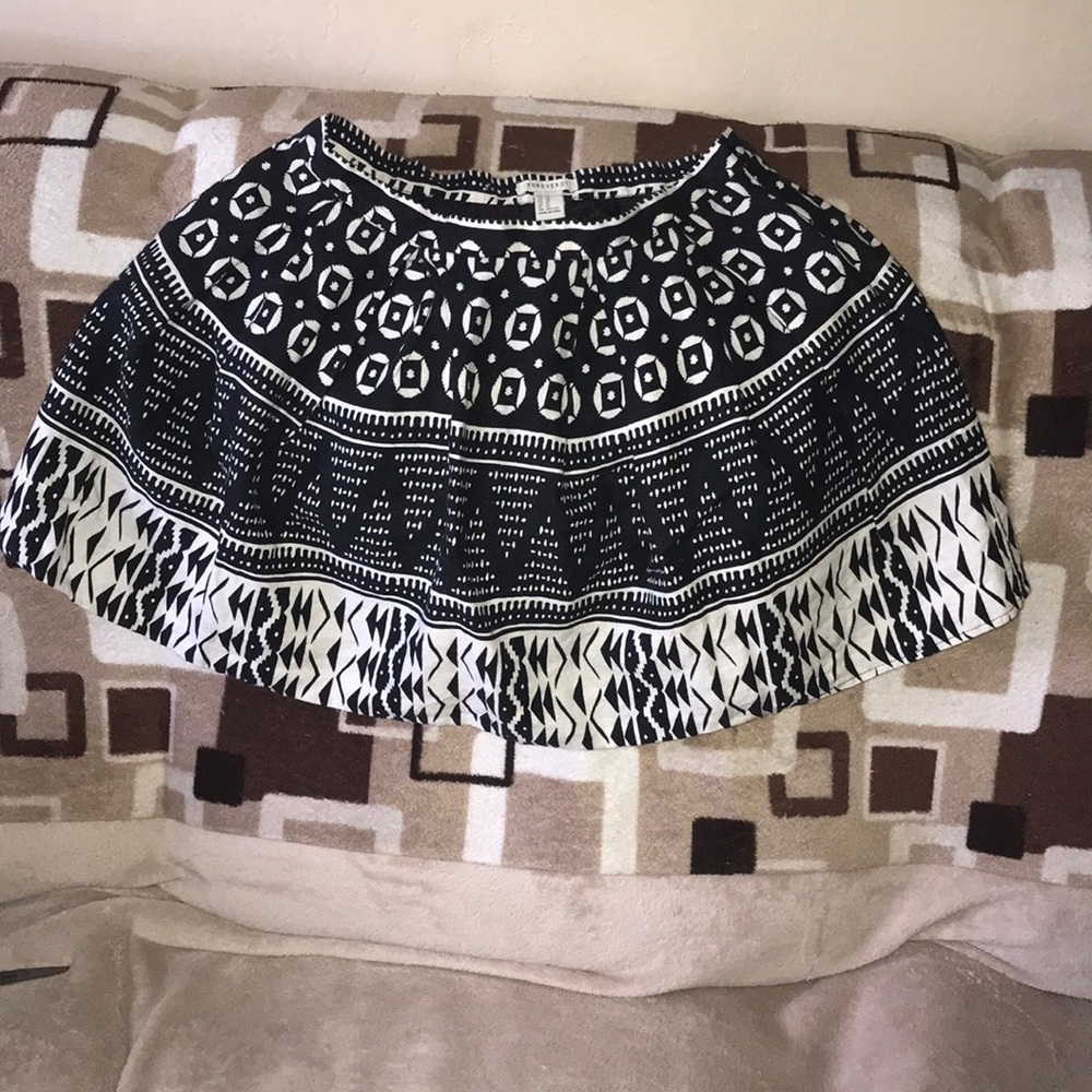 Forever 21 US 28 black and white mini skirt 💕